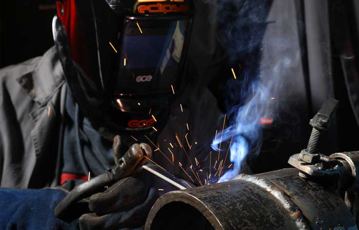 Lichtbogenhandschweißen am Werkstück